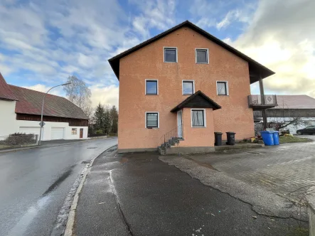  - Haus kaufen in Moosbach - DIESES 3-FAMILIENHAUS IN MOOSBACH MIT STADEL UND GARAGEN BIETET VIELE MÖGLICHKEITEN