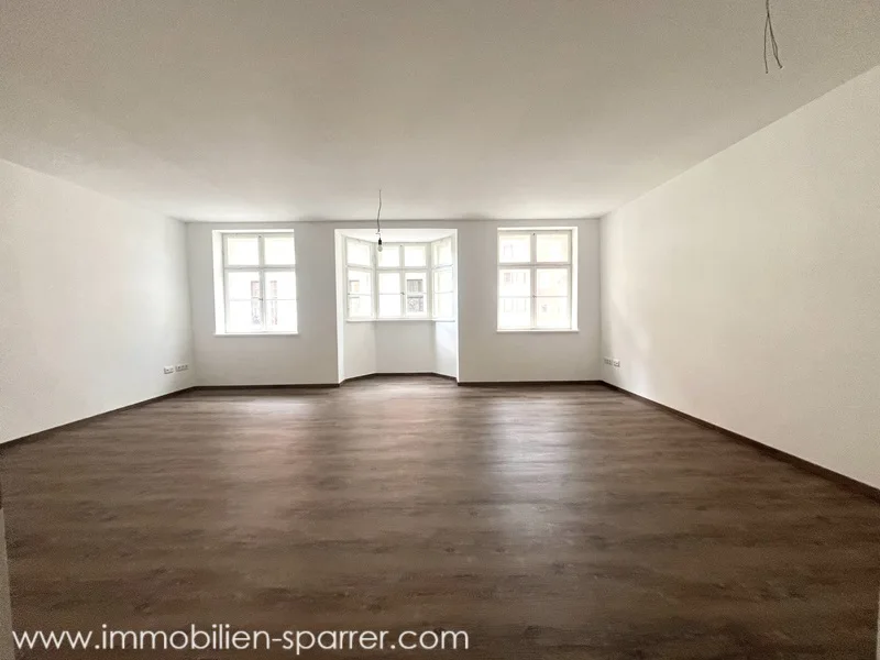  - Wohnung mieten in Weiden - EXKLUSIV SANIERTE 2-ZIMMER-WOHNUNG MIT BALKON AM UNTEREN MARKT IN WEIDEN