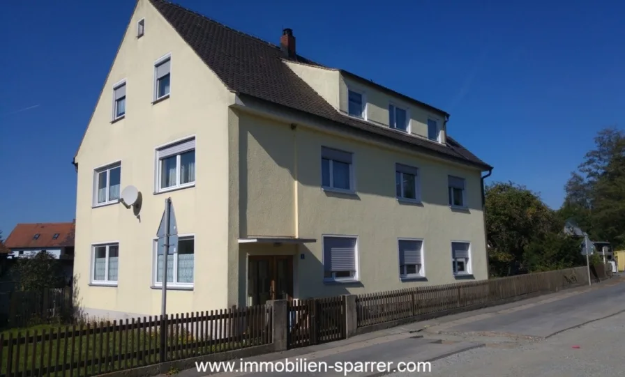  - Haus kaufen in Luhe-Wildenau - Dreifamilienhaus in Luhe-Wildenau – mit Potenzial für Ihre Projekte! Liebhaberobjekt mit großzügigem Grundstück und Nebengebäuden