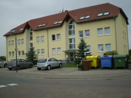 Außenansicht Vorderseite - Wohnung mieten in Thalheim - Helle  2-Raum-Dachgeschosswohnung in Thalheim - angenehm ruhiges Wohnen im Grünen