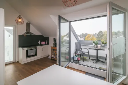 Blick zu Küche und auf Terrasse - Wohnung mieten in Gaimersheim - Tolle Dachgeschosswohnung mit Einbauküche und Terrasse