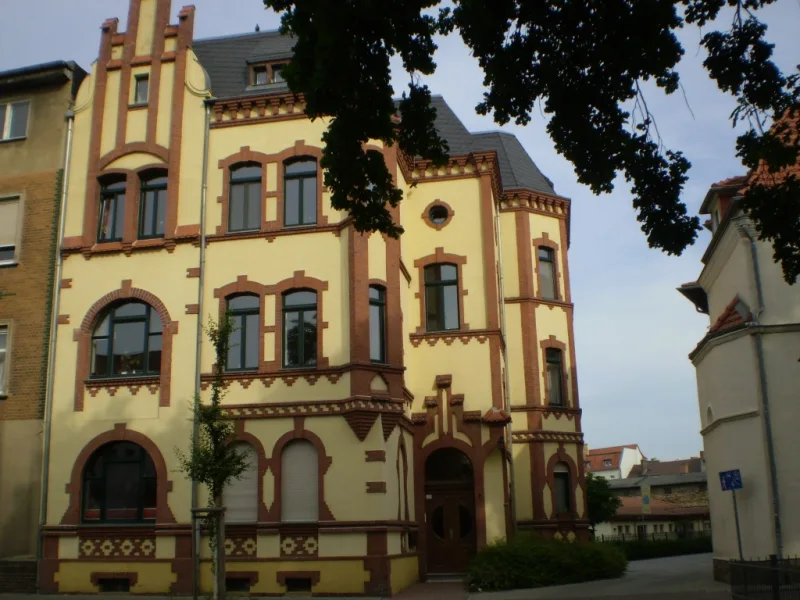 Hausfront - Wohnung mieten in Bitterfeld - Helle, großzügig geräumige 2-Raum-DG-Wohnung in zentraler Lage von Bitterfeld