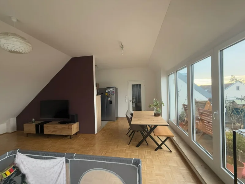 Wohnzimmer  mit Zugang Terrasse - Wohnung mieten in Pfaffenhofen an der Ilm - Schöne 4-Zimmer-Dachgeschosswohnung mit Terrasse