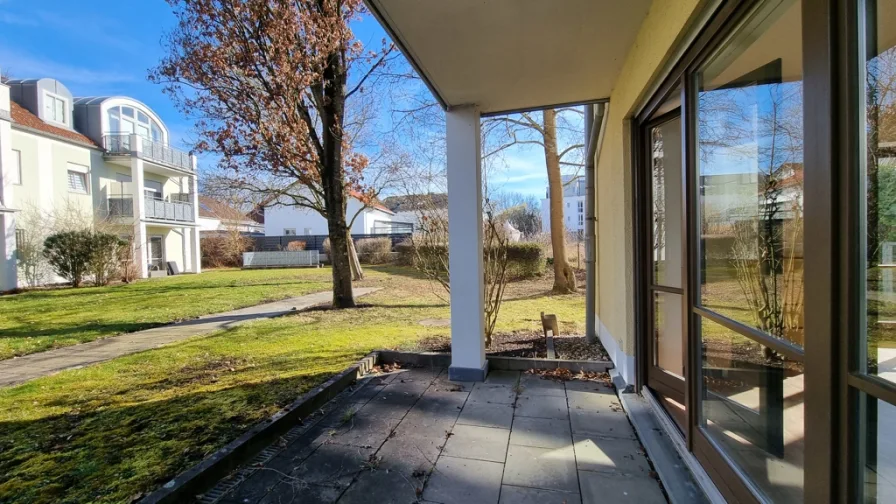 Terrasse Blick in den Gemeinschaftsgarten - Wohnung kaufen in Ingolstadt - Geräumiges, möbliertes Apartment mit Einbauküche und Terrasse