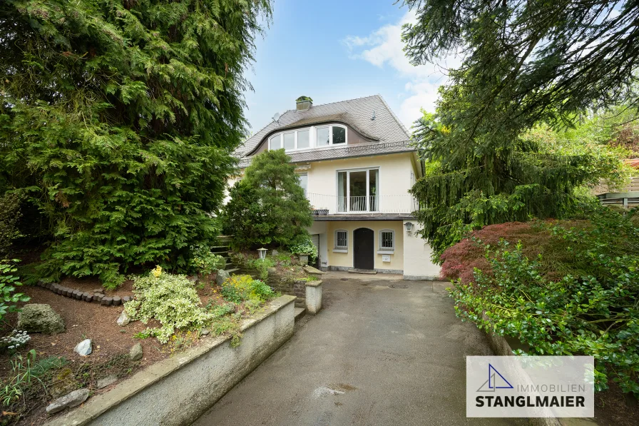 Südansicht - Haus kaufen in Freising - Klassiker!Walmdach-Villa mit Alpenblick in bester Lage