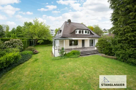 Südansicht - Haus kaufen in Freising - Beste Adresse!Walmdach-Villa mit Alpenblick