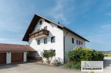 Titelbild - Wohnung kaufen in Wolfersdorf - Schöne, helle 1-Zimmer-Dachwohnung mit separater Küche und Balkon