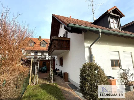 Hausansicht - Wohnung mieten in Kirchdorf an der Amper / Helfenbrunn - Zu vermieten!Gemütliche 2-Zimmer-Dachgeschoss-Wohnung mit Westbalkon