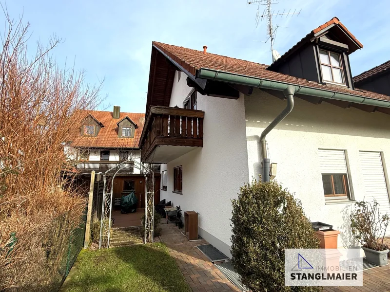 Hausansicht - Wohnung mieten in Kirchdorf an der Amper / Helfenbrunn - Zu vermieten!Gemütliche 2-Zimmer-Dachgeschoss-Wohnung mit Westbalkon