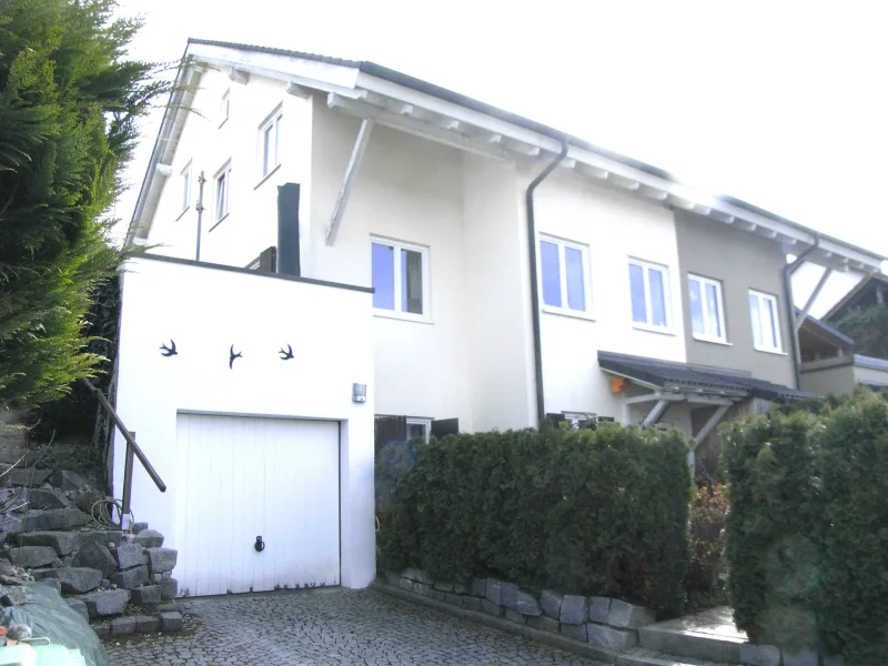 Frontansicht - Haus kaufen in Weihmichl - Doppelhaushälfte mit viel Platz in ruhiger Lage