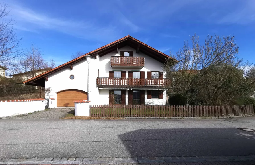 Ansicht West - Haus kaufen in Taufkirchen - Sofort beziehbares Wohnhaus mit viel Potenzial auf großzügigem Grundstück