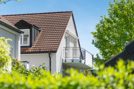 Herzlich Willkommen! - Wohnung kaufen in Ismaning - Großzügige 2-Zi. Dachgeschosswohnung mit sonnigem Balkon in ruhiger Lage, frei verfügbar