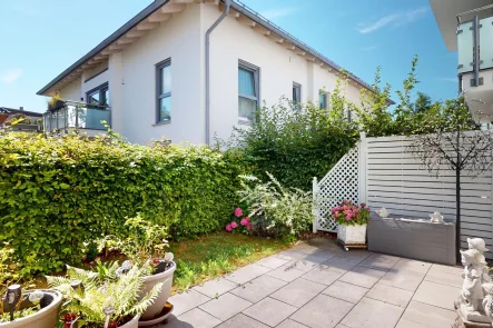 Sonnige Terrasse mit Garten - Wohnung mieten in München - Exklusive Neubau-EG-Wohnung mit hochwertiger Ausstattung, zwei Terrassen und Gärten in Neutrudering