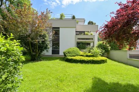 Gepflegtes Wohngebäude - Wohnung kaufen in München - Gepflegte 3-Zimmer-Erdgeschosswohnung mit West-Balkon auf parkähnlichem Grundstück, solide vermietet