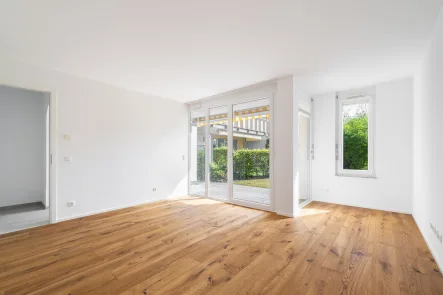 Helles Wohn-und Esszimmer - Wohnung kaufen in München - Top-modernisierte 2-Zi.-Wohnung mit Garten – Ruhige Lage, U-Bahn-Nähe und sofort verfügbar!