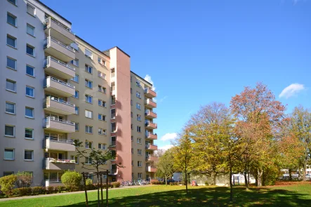 Hausansicht - Wohnung kaufen in München - Attraktive 3-Zimmer-Etagenwohnung mit zwei Balkonen und TG-Stellplatz am Forstenrieder Park!