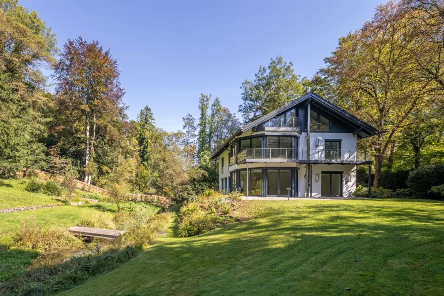 Villa Außenansicht - Haus mieten in München - ISARTRAUM. Exklusives Wohnen und Arbeiten in unberührter Natur!