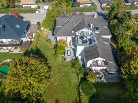 Drohnenansicht - Zinshaus/Renditeobjekt kaufen in Grünwald - Seltenes Investment in Grünwald | Wohnungspaket mit drei Einheiten – Maisonette mit Garten