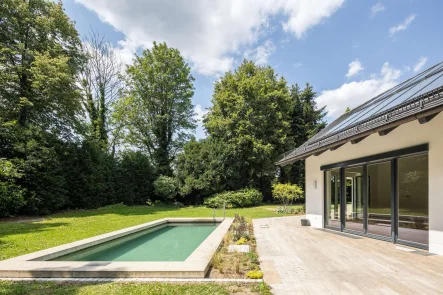 Gartentraum mit Pool - Haus mieten in Grünwald - DELUXE | Exklusive Villa mit Außenpool