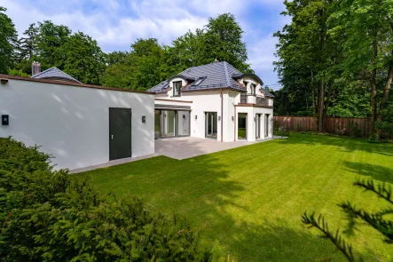 Außenansicht Tag - Haus kaufen in Grünwald - Interieur der Extraklasse - Stilvolle Villa