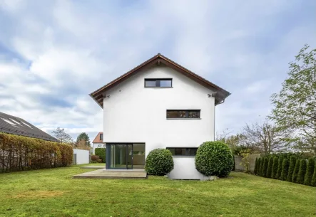 Außenansicht - Haus kaufen in Grünwald - FAMILY | Modernes Einfamilienhaus mit 3 Kinderzimmern auf einer Ebene in Grünwald