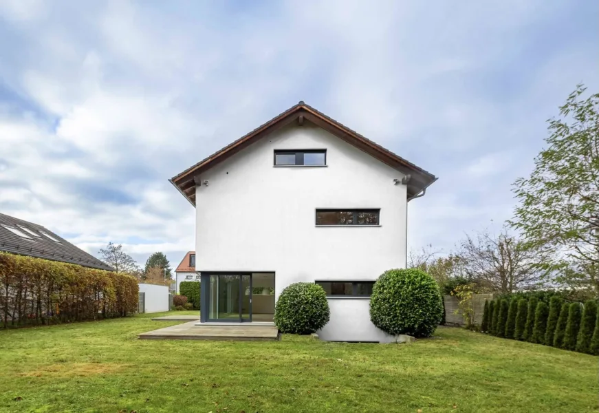 Außenansicht - Haus kaufen in Grünwald - FAMILY | Modernes Einfamilienhaus mit 3 Kinderzimmern auf einer Ebene in Grünwald