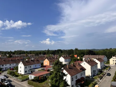 Blick vom Balkon - Wohnung kaufen in Kaufbeuren - Bezugsfertige 3 Zimmerwohnung, sehr gute Raumaufteilung, schöne Aussicht mit Bergblick - Garage