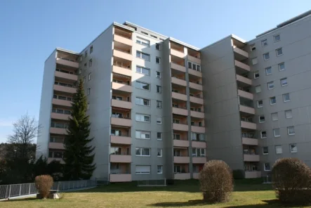 Südwestansicht - Wohnung kaufen in Kaufbeuren - Großzügige 3-Zimmer-Wohnung mit PKW-Stellplatz.