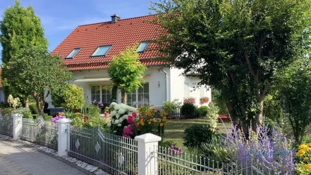 Das Haus und sein Garten - beides ein Schmuckstück - Haus kaufen in Kastl - Einfamilienhaus mit Doppelgarage in Kastl- zeitgemäß und sehr gut gepflegt -