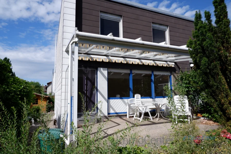 Rückansicht des Hauses mit Terrasse