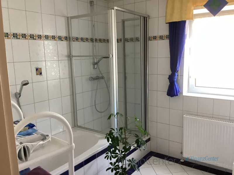 Bad mit Wanne und Dusche im Erdgeschoss - Wohnung 01