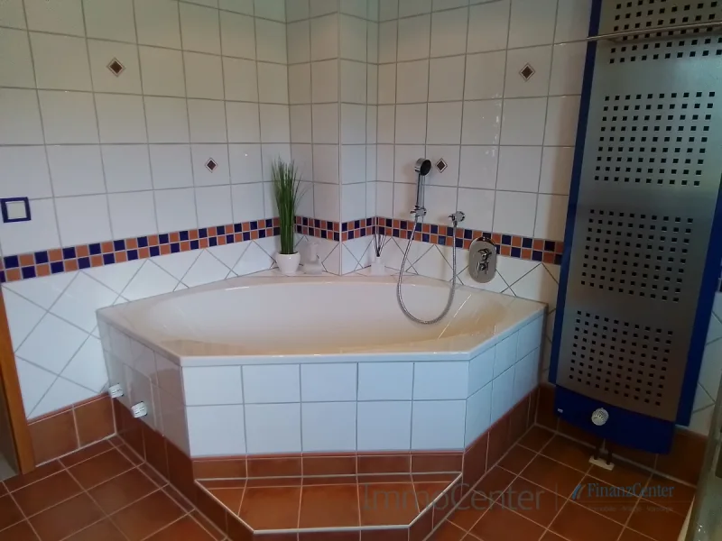 Bad mit Wanne und Dusche im Obergeschoss Bild 1 - Wohnung 02