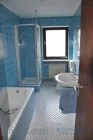 Das Bad mit Wanne und Dusche - Wohnung Erdgeschoss