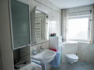 Bad mit Wanne und Dusche in der Wohnung im Obergeschoss - Bild 2