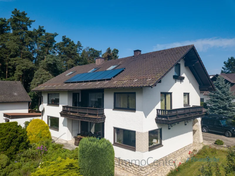 Das Haus - seitlich - Haus kaufen in Schnaittenbach - Wohnen in Schnaittenbach -  Ortsteil Haidhof - das Mehrfamilienhaus mit Garten und Nebengebäude