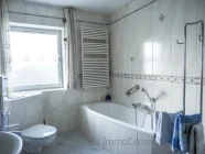 Bad mit Wanne und Dusche in der Wohnung im Obergeschoss - Bild 1
