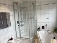 Das Bad mit Wanne und Dusche - Bild 1