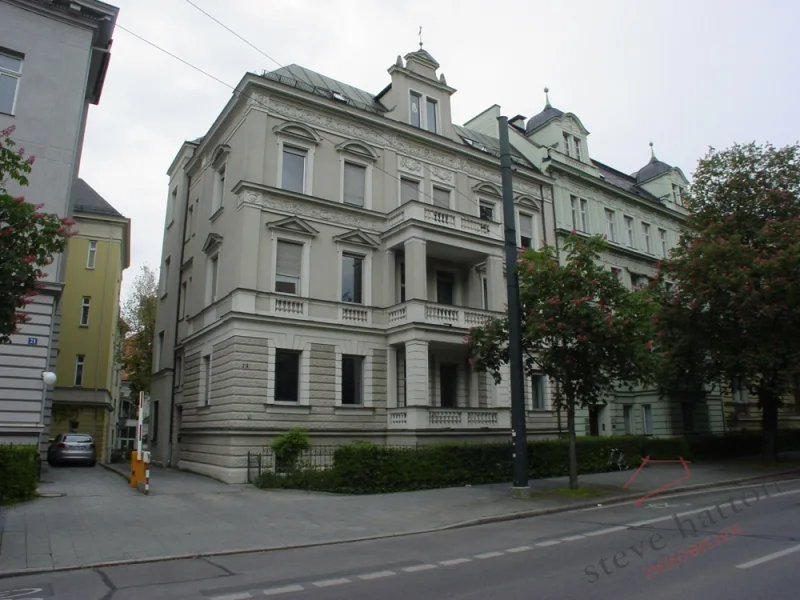 Straßenansicht - Büro/Praxis mieten in Augsburg - Einzelbaudenkmal in Citylage (Bürohaus)-   4 Büroetagen inkl. Souterrain -      nach Komplett-Sanierung zu vermieten