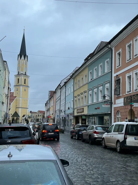 Außen mit Blick auf den Kirchturm