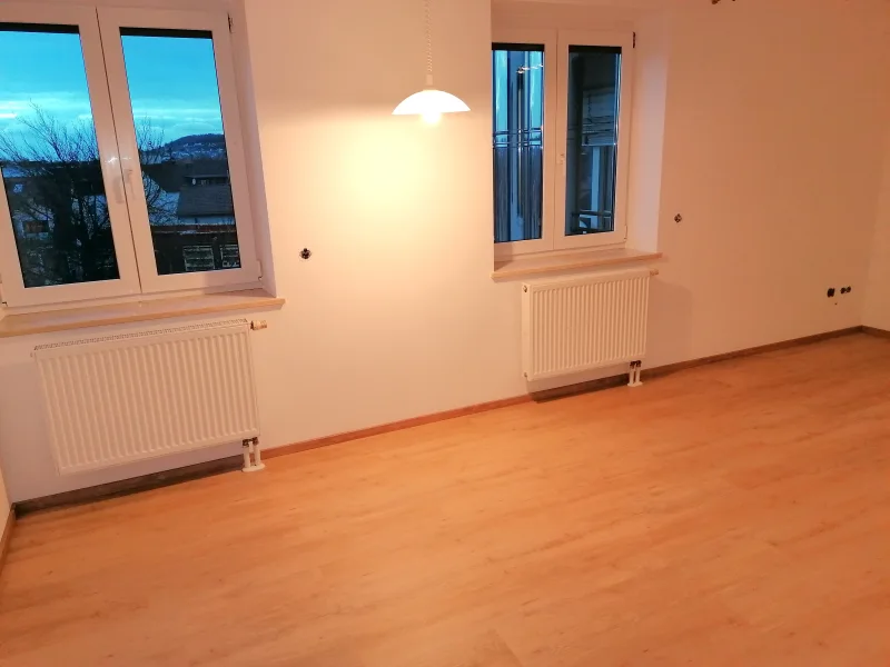 Wohnzimmer - Wohnung kaufen in Deggendorf - Neu renoviert und top vermietet!