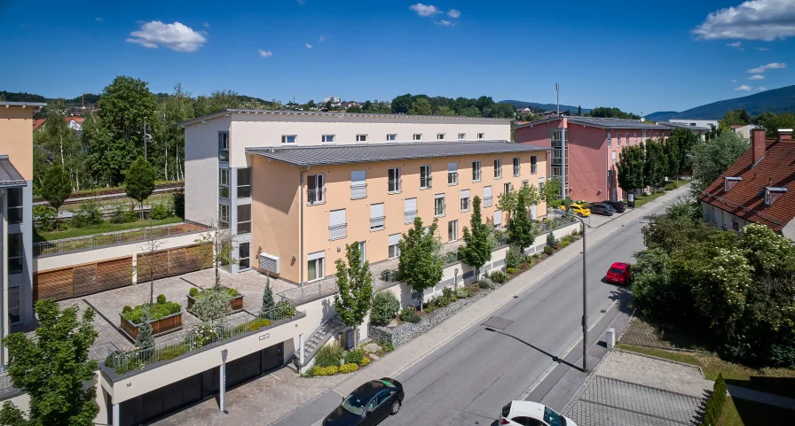 Hausansicht - Wohnung kaufen in Deggendorf - Großzügiges Studentenappartement inkl. TG-Stellplatz