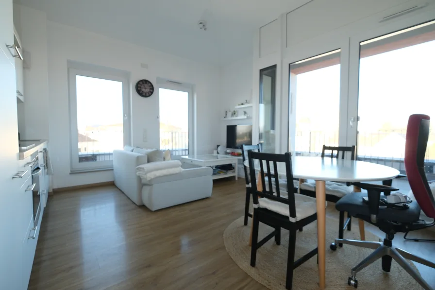 Wohnzimmer - Wohnung mieten in Plattling - Traumhaftes Penthouse in Plattling: Helle 2-Zimmer-Wohnung mit Blick über die Stadt!