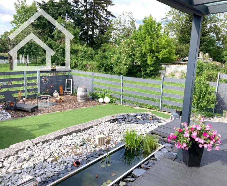 Terrasse mit Blick in den Garten