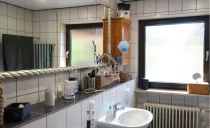 Tageslicht Badezimmer mit Wanne und Dusche