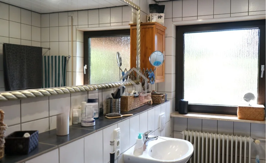 Tageslicht Badezimmer mit Wanne und Dusche