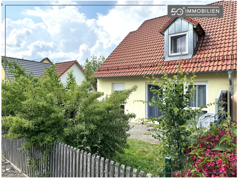 Außenansicht - Haus kaufen in Kemnath - Gepflegte & attraktive Doppelhaushälfte in Feldrandnähe mit Garage & Keller - sichere Kapitalanlage!