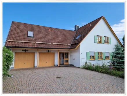 Ansicht von Westen - Haus kaufen in Hilgertshausen-Tandern - Geräumiges EFH/ZFH mit 3 Nebengebäuden in schönster Lage von Hilgertshausen-Tandern