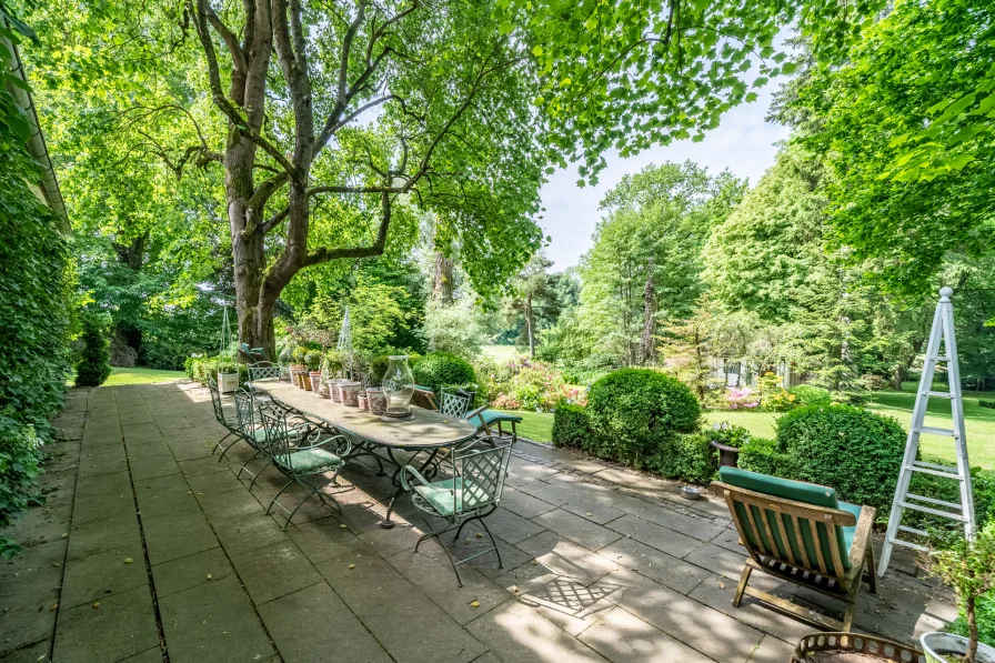 Terrasse  mit Blick in den Garten