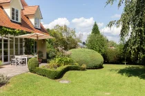 Terrasse mit gepflegtem Garten