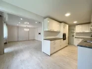 großer Wohnraum mit Küche